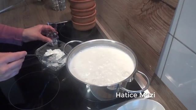 Fırında Sütlaç Tarifi - Tam kıvamında - Hatice Mazı ile Yemek Tarifleri смотреть онлайн