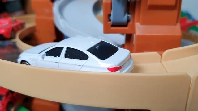 Мультик про игрушечный город - куча машинок, транспорта и даже игрушечный поезд