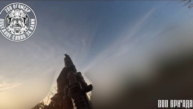 Российский военнослужащий 200-й ОМСБр ЛенВО сбивает FPV-дрон противника из автомата.