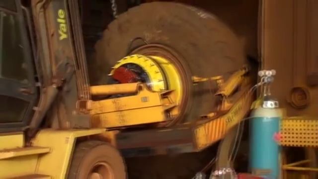 Как меняют огромные колеса на карьерных самосвалах смотреть онлайн