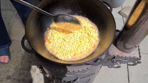 Каша гороховая в казане на костре. Полевая армейская кухня. Erbseneintopf nach Bundeswehrrezept.