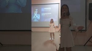 Солнце в руках. Слова и музыка Анна Петряшева. Английский текст Виталий Томин.