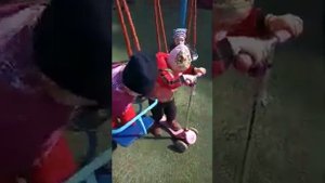 Девочка катается на самокате!