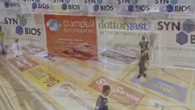 Cuatro goles de Sergio Romano en la eliminatoria ante Petrarca смотреть онлайн