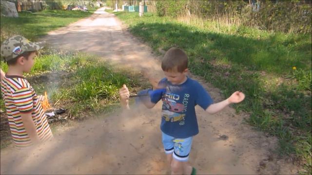 Разжигаем мангал самостоятельно. Дети кушают шашлык. Kindle BBQ. Children eat barbecue. смотреть онлайн