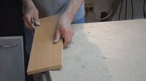 Обрезка меламиновой кромки обычным ножом.