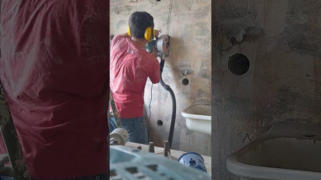 Штробление стен под электропроводку с пылесосом.