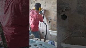 Штробление стен под электропроводку с пылесосом.