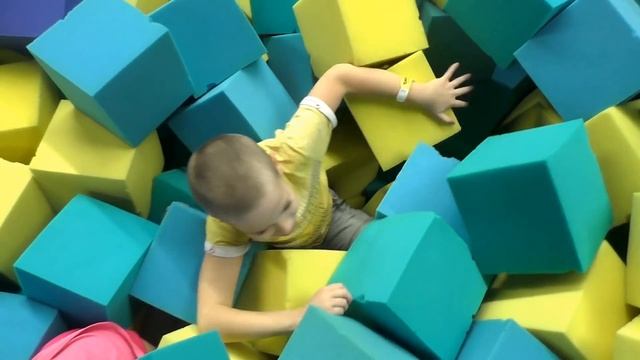 Детский парк развлечений видео / крутая детская площадка/ классные развлечения для детей в Москве смотреть онлайн