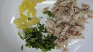 Овощной салат с вареной курицей и лепешкой