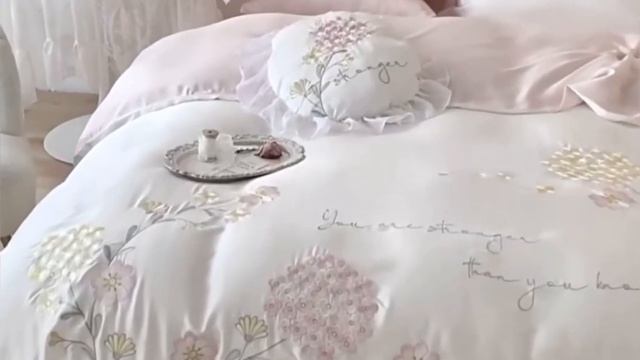 Нежный комплект с вышивкой #постельноебелье #интерьердома #дизайнспальни смотреть онлайн