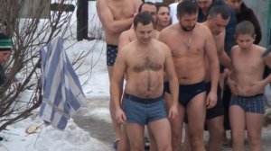 Купание в проруби, в Днепре. 2016 Киев, Оболонь. Купание в холодной воде.