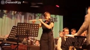 Красиво играет на флейте