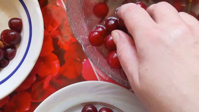 Как достать червей из вишни, черешни не разламывая ее и не доставая косточку.