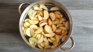 Компот из фиников и яблок