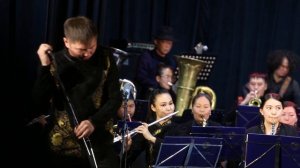 "Амыр-Санаа" песню А. Саржат-оола поет дирижер симф. оркестра Начын Донгак