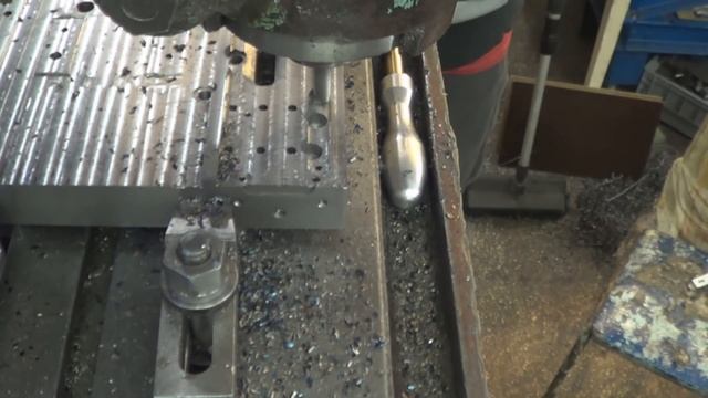 Фрезерный станок из чугуна часть 19. Чистовая фрезеровка переходной плиты смотреть онлайн