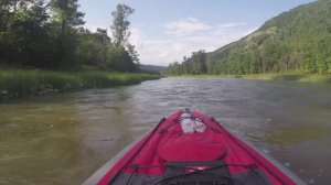 На байдарке по реке.