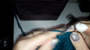 Шапка с одной пышной косой с боку спицами