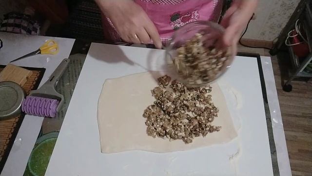 Пирог с курицей и грибами из слоеного теста/рецепт для чайников...