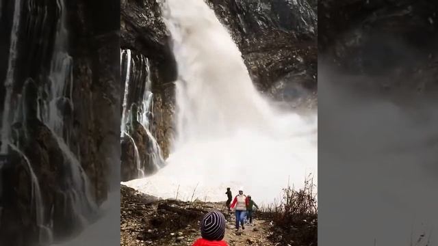 В Абхазии лавина  сошла  в Гегский водопад.