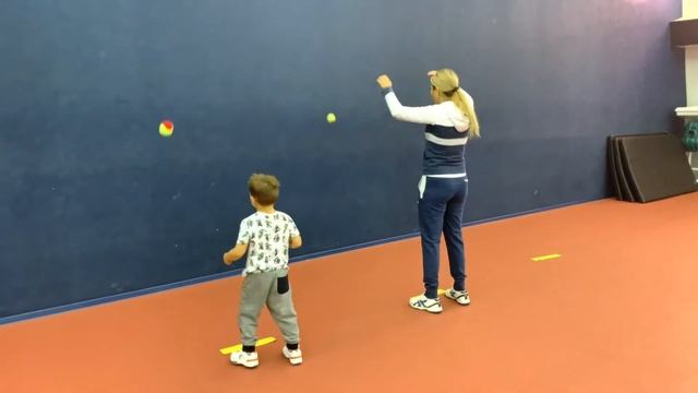 Упражнения с теннисным мячом для самых маленьких