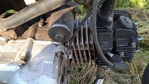 почему при запуски мопеда Альфа дельта происходит хлопок