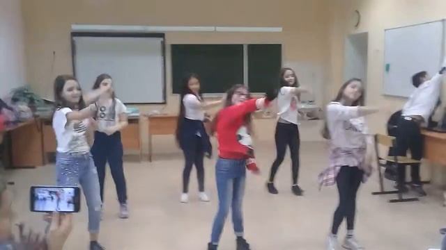 Танец "юбку покороче".