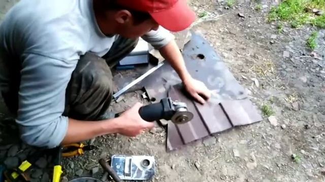 Простейшая бункерная кормушка. Своими руками .