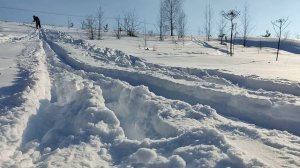 Спуск на лыжах с горы по деревенски. Смотреть до конца!