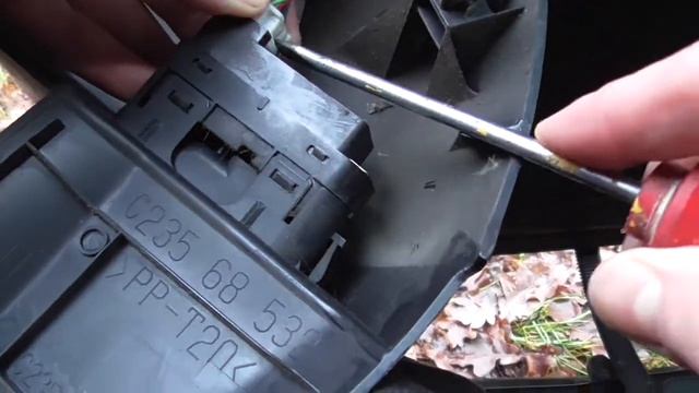 MAZDA 5 - Снимаем обшивку с раздвижной двери #mazda #задняядверь #обшивка смотреть онлайн