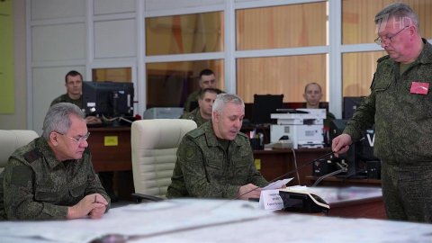 Сергей Шойгу провел встречу с главкомами и посетил штаб группировки "Восток"