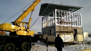 Подъем краном в Ханты-Мансийске полностью собранную крышу Инси
