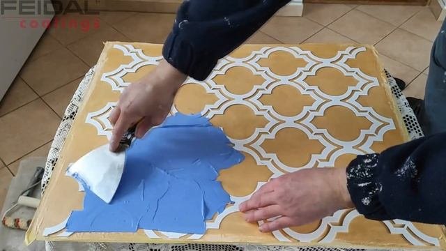Трафаретная техника при работе с декоративной штукатуркой, изысканный золотой узор!