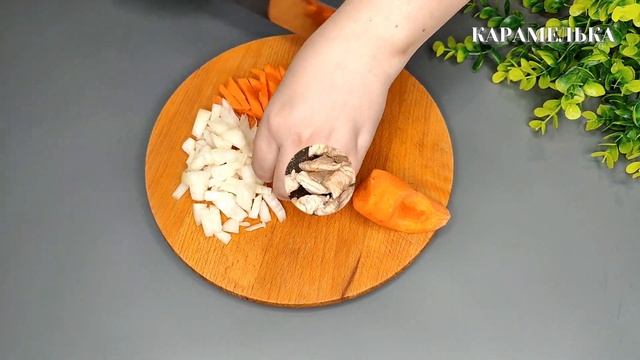 Кидаю макароны в кипящее масло! Ох, как вкусно получается. Давно уже поняла чем проще тем вкуснее смотреть онлайн