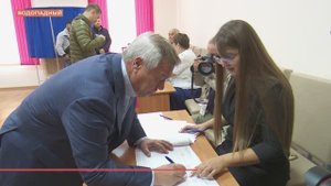 Василий Голубев проголосовал на избирательном участке №152 в посёлке Водопадном