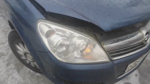 Opel Astra H замена лампочки ближнего света.