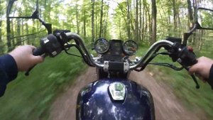 Едем на Хонда VF 750 Магна с Сашей кататься по лесу. Через поляну с домиками до карьера к морю.