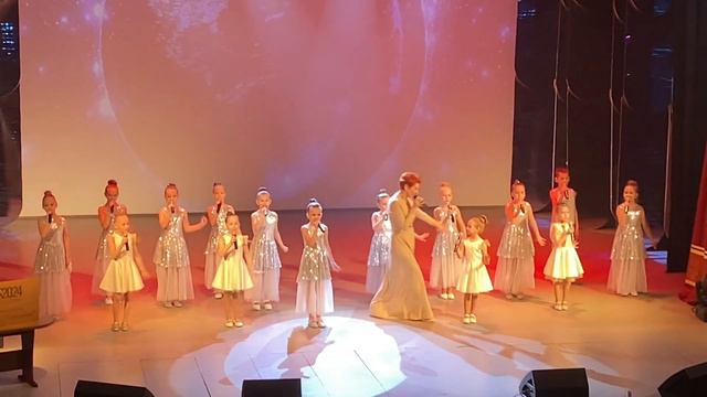 Выступление! Пусть миром правит любовь! @OxanaStashenko смотреть онлайн