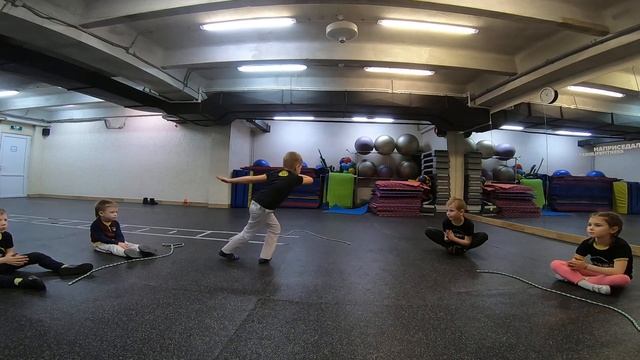 СОЛО В ГРУППЕ ДОШКОЛЬНИКОВ / КАПОЭЙРА В МОСКВЕ / МЕТРО ПИОНЕРСКАЯ смотреть онлайн