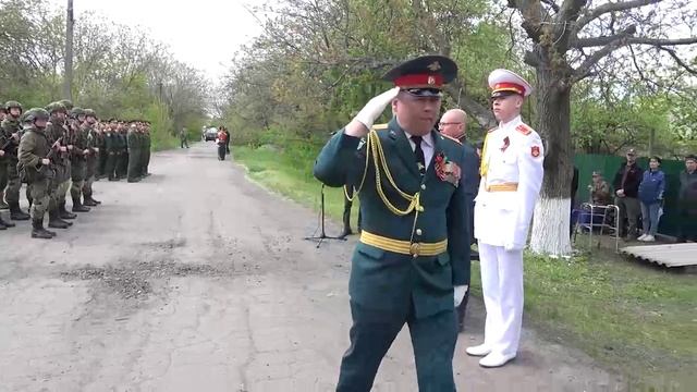 Настоящий парад Победы прошел у дома 105-летнего ветерана ВОВ Григория Верланова в Шахтерске