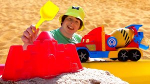 Игры для детей на улице — Собираем Формочки и играем с машинкой БЕТОНОМЕШАЛКА — Видео Моя Песочница