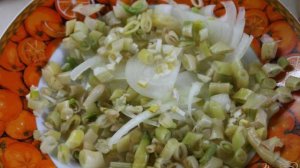 Жареный картофель со стручковой фасолью и молодым чесноком