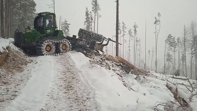 перевернул