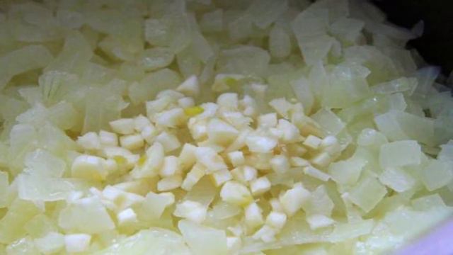 Луковый суп с плавленным сыром в мультиварке
