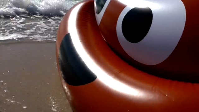 Bad Baby Гигантская КАКАШКА НАПАДАЕТ Видео для детей Вредные Детки Funny Video for kids смотреть онлайн