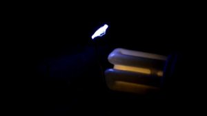 Лампочка горит в руках без проводов! Опыты Тесла!