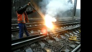 Технология не стоит на месте.Как сварить рельс к рельсе.Термитная сварка рельс