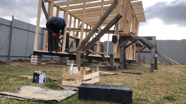 Сарай по технологии каркасного домостроения, односкатная кровля, на фундаменте из кирпичных столбов смотреть онлайн