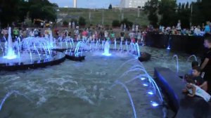 Поющий фонтан в Самаре на набережной.